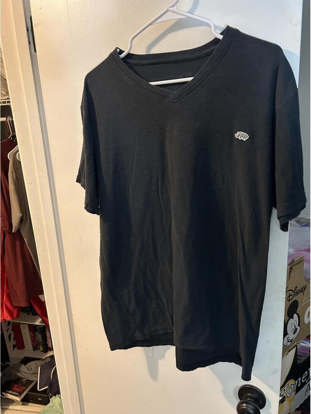 Ecko Unlimited plain black v neck tee with rhino logo logo size XL